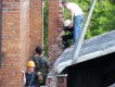 Застропка плит через проделанные отверстия, т.к. штатные проушины прогнили и пришли в негодность.