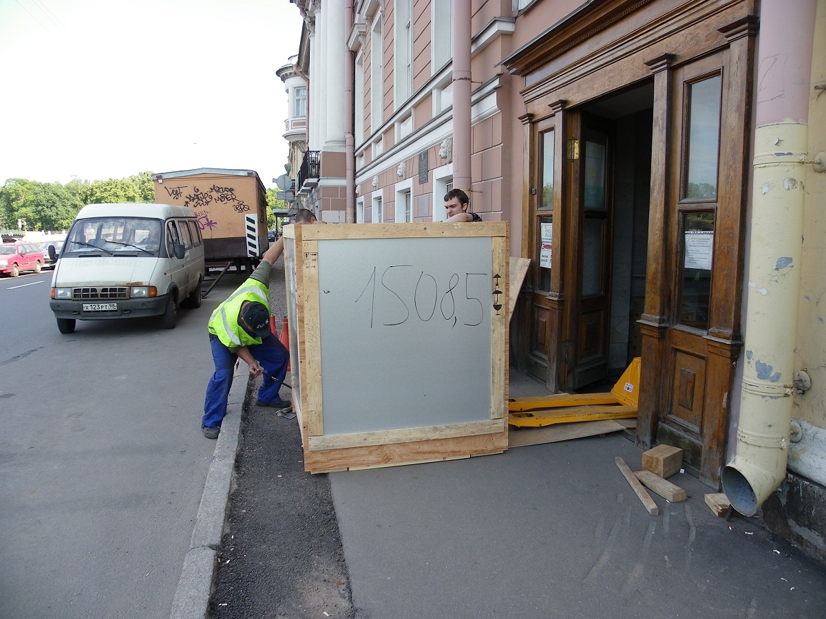 Распаковка крупногабаритного ящика, который не проходит в дверной проём.